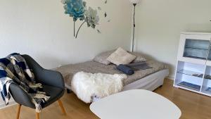 Pokój z łóżkiem, 2 krzesłami i stołem w obiekcie Stor 2 værelses lejlighed w mieście Randers