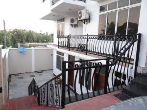 balcón de una casa con barandilla negra en Sami BnB - Apt 01 Makongo after Mlimani City en Dar es Salaam