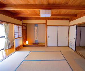 um quarto vazio com tecto em madeira em 忠大　 em Ōbe