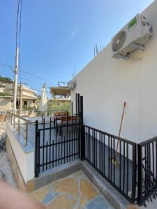 een balkon van een huis met een ventilator bij Seana Villa in Sarandë