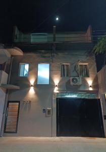 een gebouw met een deur en ramen 's nachts bij Apart Checatu Irupe in Corrientes