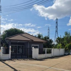 a house with a gate and a fence at เอกกวินอุ่นรัก in Ban Kut Kwang