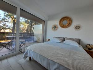 ein Schlafzimmer mit einem großen Bett und einem Balkon in der Unterkunft Le Duc de Savoie Thonon in Thonon-les-Bains