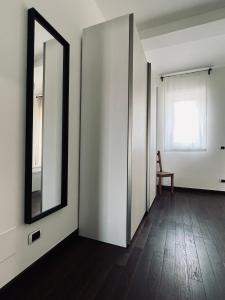 una habitación vacía con espejo y silla en Settembre en Sannicandro di Bari