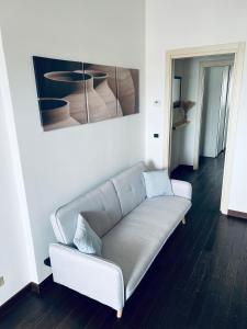 un sofá en una habitación con una pintura en la pared en Settembre en Sannicandro di Bari