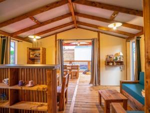 un soggiorno con pavimenti in legno e una sala da pranzo. di Camping de la Dune "Les Flots Bleus" a Pyla-sur-Mer