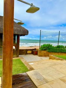 un patio con vistas a la playa en Jatiuca Suítes Resort FLAT, en Maceió