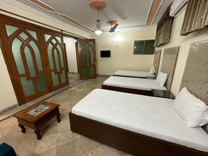 Ένα ή περισσότερα κρεβάτια σε δωμάτιο στο Decent Lodge Guest House F-11