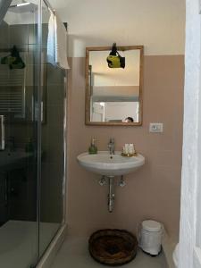 bagno con lavandino e doccia con specchio di B&B Visìta_experience a Torre Santa Susanna