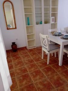 ein Esszimmer mit Tisch und Stühlen und einem Spiegel in der Unterkunft Casa, 300 metros Playa, Wifi, Parking. in Vera + 47 Fotos