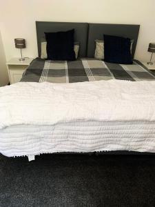 ボドミンにあるErehwon - History in Bodminの大きな白いベッド(枕2つ付)