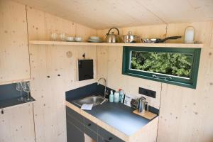 Dapur atau dapur kecil di Sleep Space 02 - Green Tiny Spot Geltinger Bucht