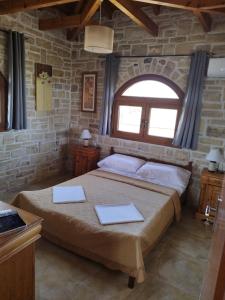 Postel nebo postele na pokoji v ubytování Marianna Sea View Stone House