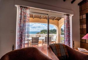 uma sala de estar com vista para o oceano em Villa Oceano by Indigo em Carvoeiro