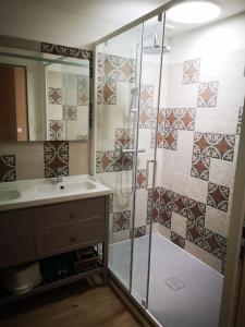 W łazience znajduje się prysznic i umywalka. w obiekcie Maison de ville près du port w mieście Bourg-sur-Gironde