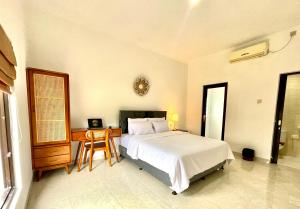 מיטה או מיטות בחדר ב-Satran Villa @ Kuta Bali