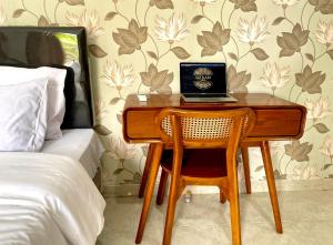 escritorio con ordenador portátil en el dormitorio en Satran Villa @ Kuta Bali, en Legian