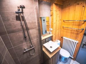 Zdjęcie z galerii obiektu Appartement rénové dans chalet savoyard - proche des pistes, balcon, animaux admis - FR-1-502-355 w mieście Tignes