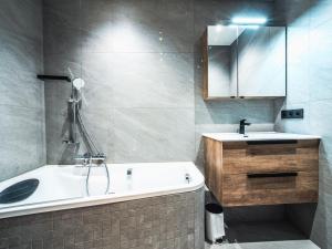 łazienka z białą wanną i umywalką w obiekcie Appartement rénové 4 pièces, proche pistes, terrasse, WIFI, Tignes le Lac - FR-1-502-462 w mieście Tignes