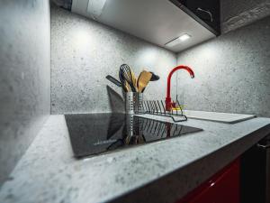 blat kuchenny ze zlewem i przyborami kuchennymi w obiekcie Studio rénové au pied des pistes avec balcon à Tignes Le Lac, équipé pour 2, orientation sud - FR-1-502-472 w mieście Tignes
