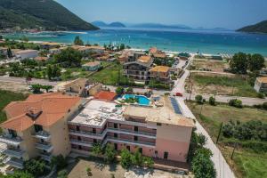 Vista arial de um resort com o oceano em Kalias Hotel em Vasiliki