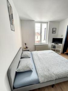 een slaapkamer met een bed met drie kussens erop bij Station 173 D Bruxelles-charleroi-airport in Charleroi