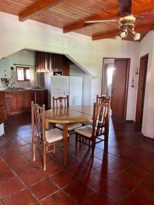 cocina con mesa de madera y sillas en una habitación en La casa del Rio en Sauce Viejo - Santa Fe- en Sauce Viejo