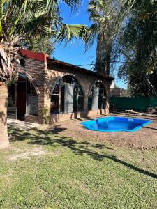 una piscina en el patio de una casa en La casa del Rio en Sauce Viejo - Santa Fe- en Sauce Viejo