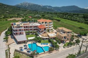 uma vista aérea de uma villa com piscina em Kalias Hotel em Vasiliki