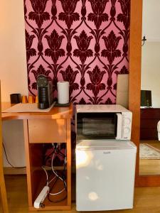 eine Mikrowelle neben einem Tisch mit einer Theke in der Unterkunft Templar Secrets House in Tomar
