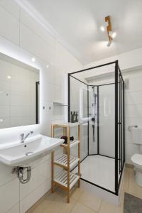 La salle de bains blanche est pourvue d'un lavabo et d'une douche. dans l'établissement Große 80qm 3 Zimmer Wohnung, nahe Messe & Klinikum, 2x 55" Smart TV, Netflix, Keyless, à Essen