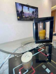 uma mesa de vidro com uma máquina de café em cima em Appartement Haut standing Colina smir Kabila em Sania Torres