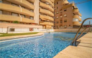 een zwembad voor een gebouw bij Cozy Apartment In Roquetas De Mar With Kitchen in Roquetas de Mar