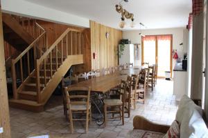 ein Esszimmer mit einem langen Tisch und Stühlen in der Unterkunft Gîte l'essentiel in Arc-sous-Cicon