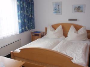 A bed or beds in a room at Ferienwohnungen Kern