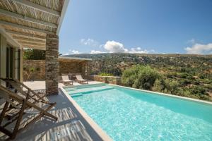 Bazén v ubytování Casa Di Fiori Andros Suites nebo v jeho okolí