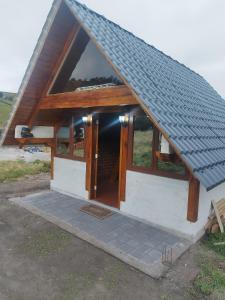 una piccola casa con una porta e un tetto di Chimborazo Basecamp a Chimborazo