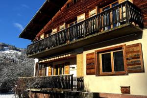 a house with a balcony on the side of it at Appartement dans chalet - 75 m2 - 4 à 6 personnes in Saint-Gervais-les-Bains