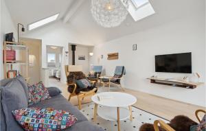 ein Wohnzimmer mit einem Sofa und einem Tisch in der Unterkunft Lovely Apartment In Ulfborg With House A Panoramic View in Ulfborg