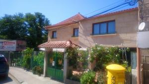 ein Haus mit einem Zaun und einem gelben Hydranten in der Unterkunft Casa Puerta del Sol in Moaña