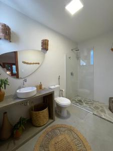La salle de bains est pourvue de toilettes, d'un lavabo et d'une douche. dans l'établissement Taiba Desert Point, à Taíba