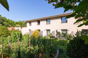 una casa con un jardín delante de ella en Hôtel 96, en Marsella