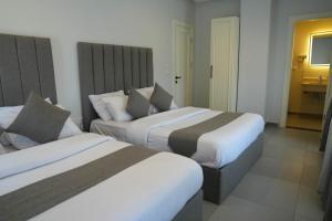 十月六日城的住宿－Villa 55，酒店客房带两张床和一间浴室