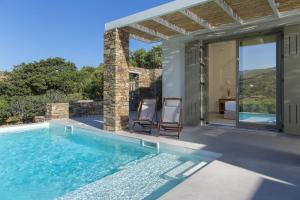 Bazén v ubytování Casa Di Fiori Andros Suites nebo v jeho okolí