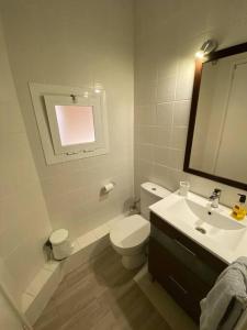 La salle de bains est pourvue de toilettes, d'un lavabo et d'un miroir. dans l'établissement Llafranc, soleado, 5 p, a 200 metros de la playa, à Llafranc
