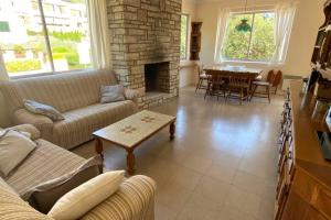 - un salon avec des canapés, une table et une cheminée dans l'établissement Llafranc, soleado, 5 p, a 200 metros de la playa, à Llafranc