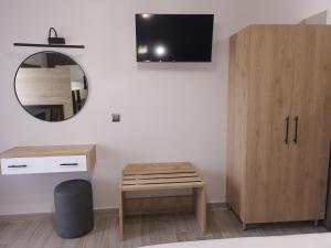 Televízia a/alebo spoločenská miestnosť v ubytovaní Katerina's Resort