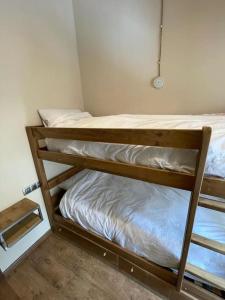 Ce dortoir comprend 2 lits superposés dans une chambre dotée d'un mur. dans l'établissement HOLA ANDORRA - family apartment, à Bordes d´Envalira 