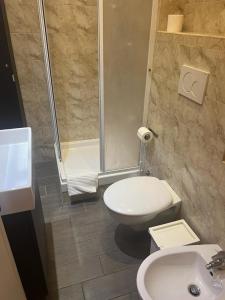 ローマにあるIN ROMA LIFEのバスルーム(シャワー、トイレ、シンク付)