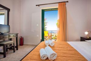 een slaapkamer met een bed, een bureau en een raam bij Villa Κτήμα Νικόλα in Likórrevma